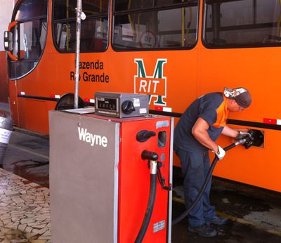 Petrobras aumenta preço do diesel nas refinarias em 6,1% em média onibus abastecendo - divinews